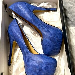 This are just fab high heals. Size 10 in woman’s. Snake skin look